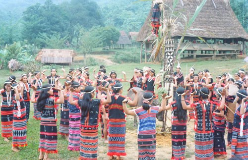 Co Tu ethnic people promote tourism - ảnh 1